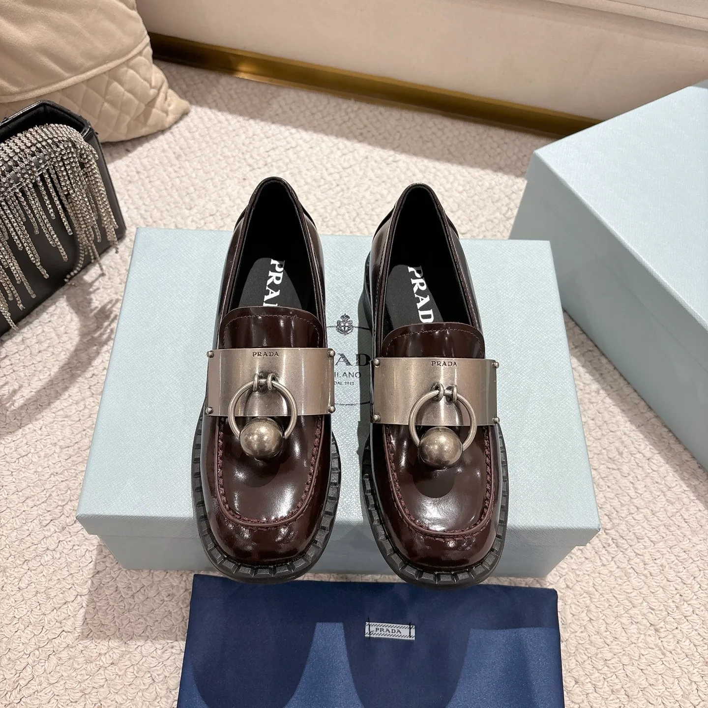 👟👟Ex-factory price 600👟👟 Prad✅Certified𝟐𝟎𝟐5𝙨𝙨 Early Spring Prada💯 #陈昊宇 Same style, many celebrity internet celebrities have the same style/medium-heeled British loafers, the metal buckle design adds a sense of sophistication, the overall shape is full of aura, and the British style small leather shoes are casual and high-end. Chen Haoyu’s same style/Prada25ss loafers! Fabric: Imported open edge beads Lining: Imported sheepskin Insole: Imported cowhide Women's model: Standard code 35-41 (customized at 40.41).  Color: black. light brown. white #陈昊宇 Same style Prada loafers # Temperament wear